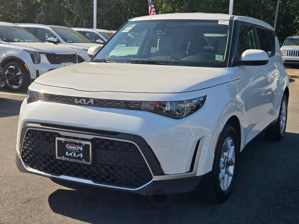 Used 2025 Kia Soul LX w/ LX Technology Package FWD image 7