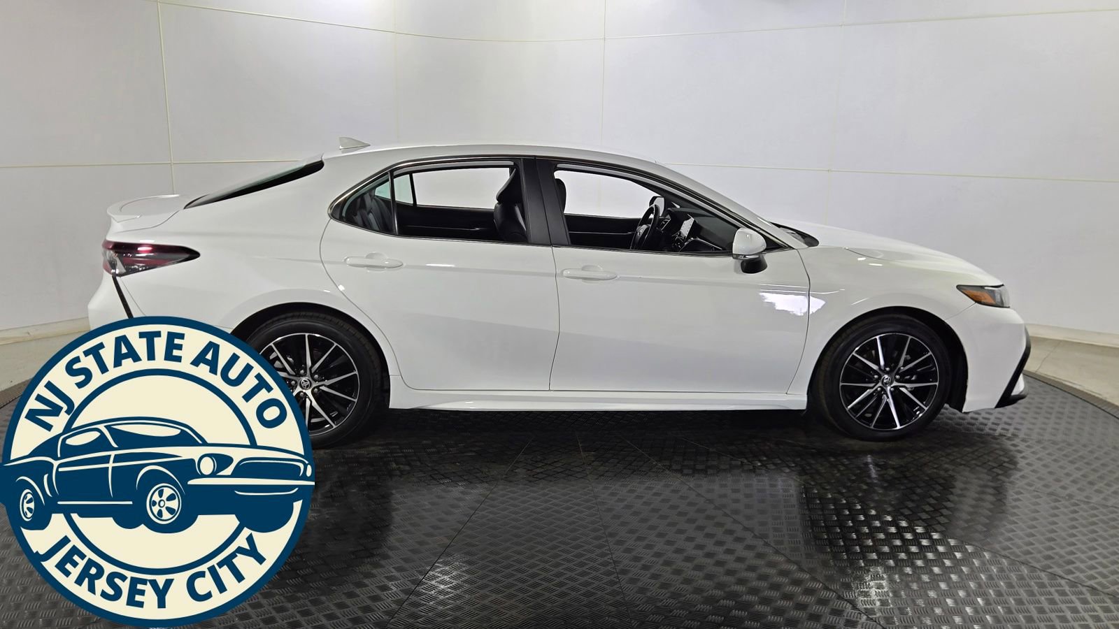 Used 2024 Toyota Camry SE image 8