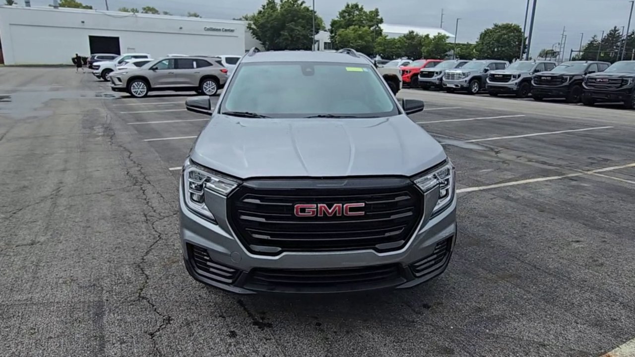 Certified 2024 GMC Terrain SLE w/ Driver Convenience Package FWD image 3