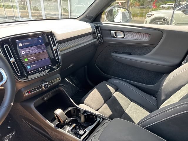 Certified 2025 Volvo XC40 B5 Plus AWD/4WD image 21