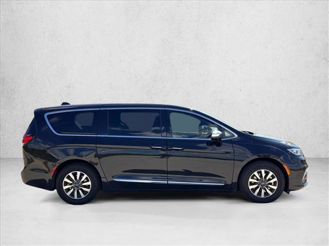 Used 2023 Chrysler Pacifica Limited FWD image 3