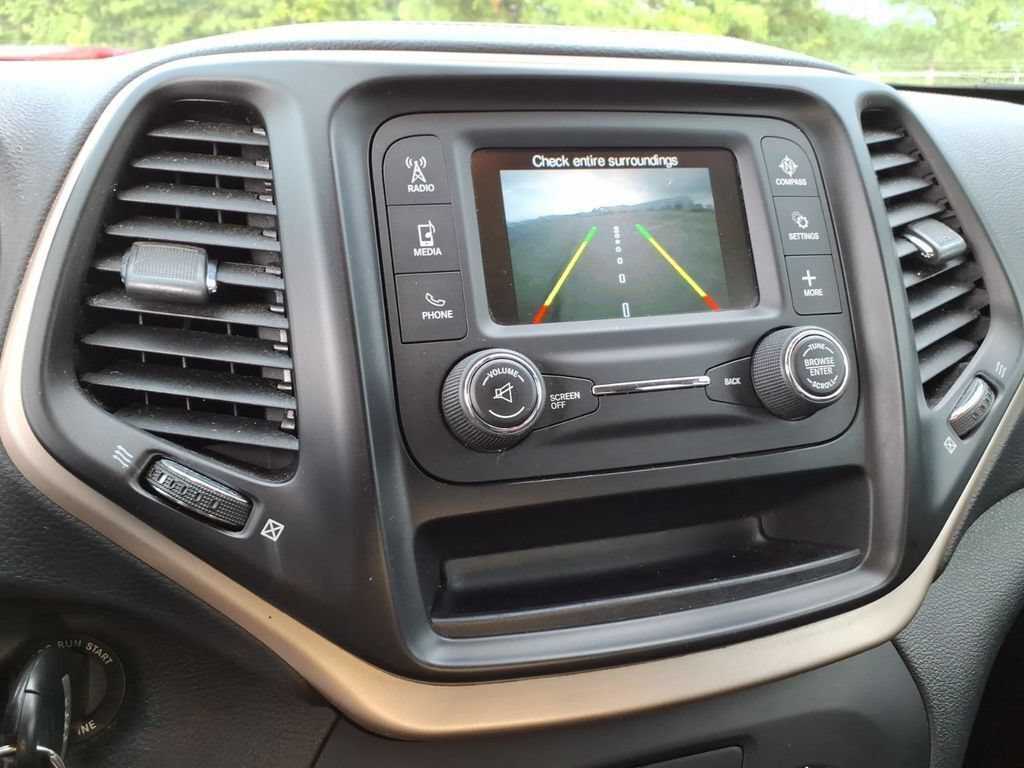 Used 2017 Jeep Cherokee Sport FWD image 30
