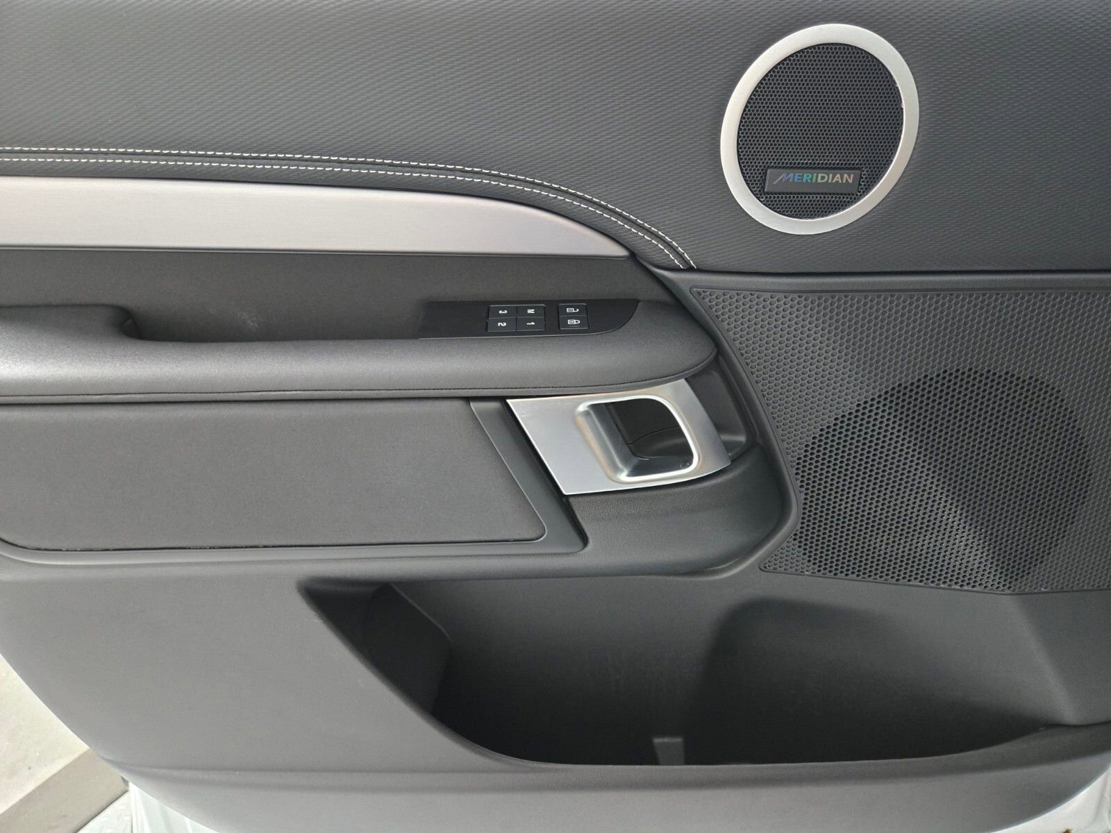 Used 2025 Land Rover Discovery Dynamic SE AWD/4WD image 23