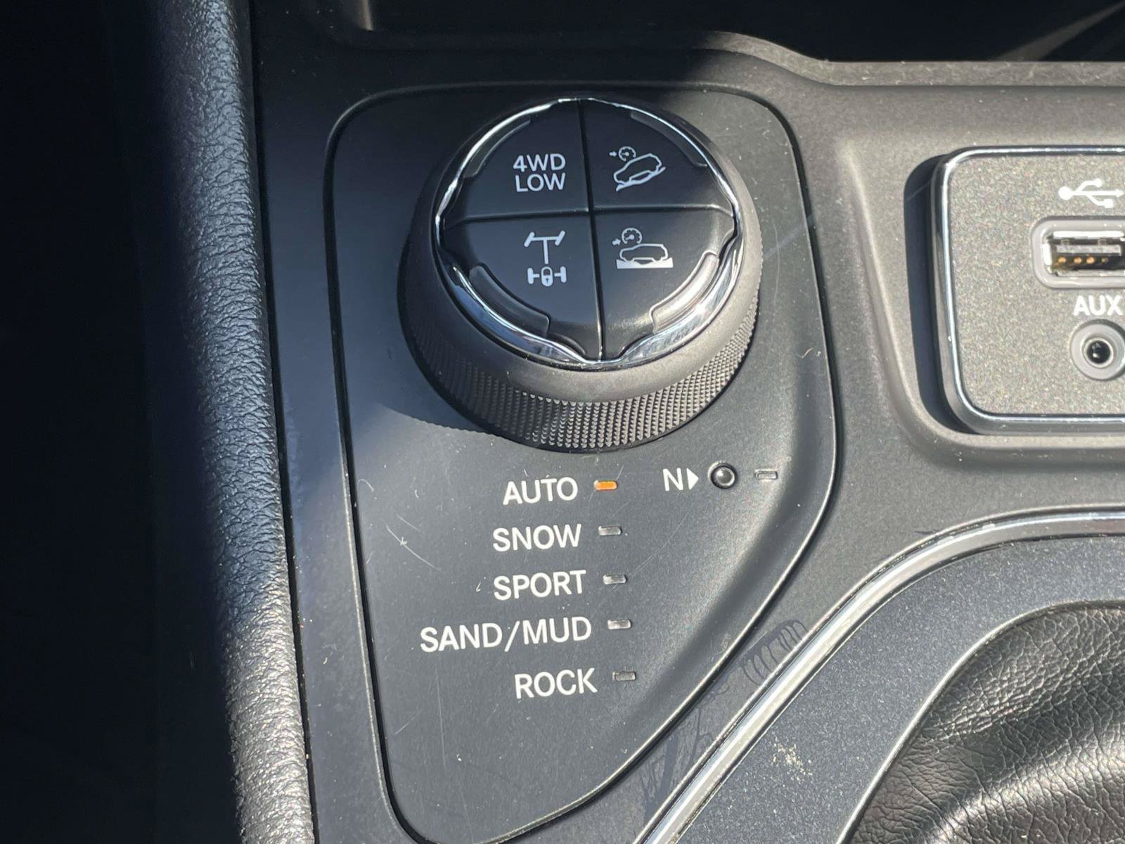 Used 2019 Jeep Cherokee Trailhawk AWD/4WD image 23