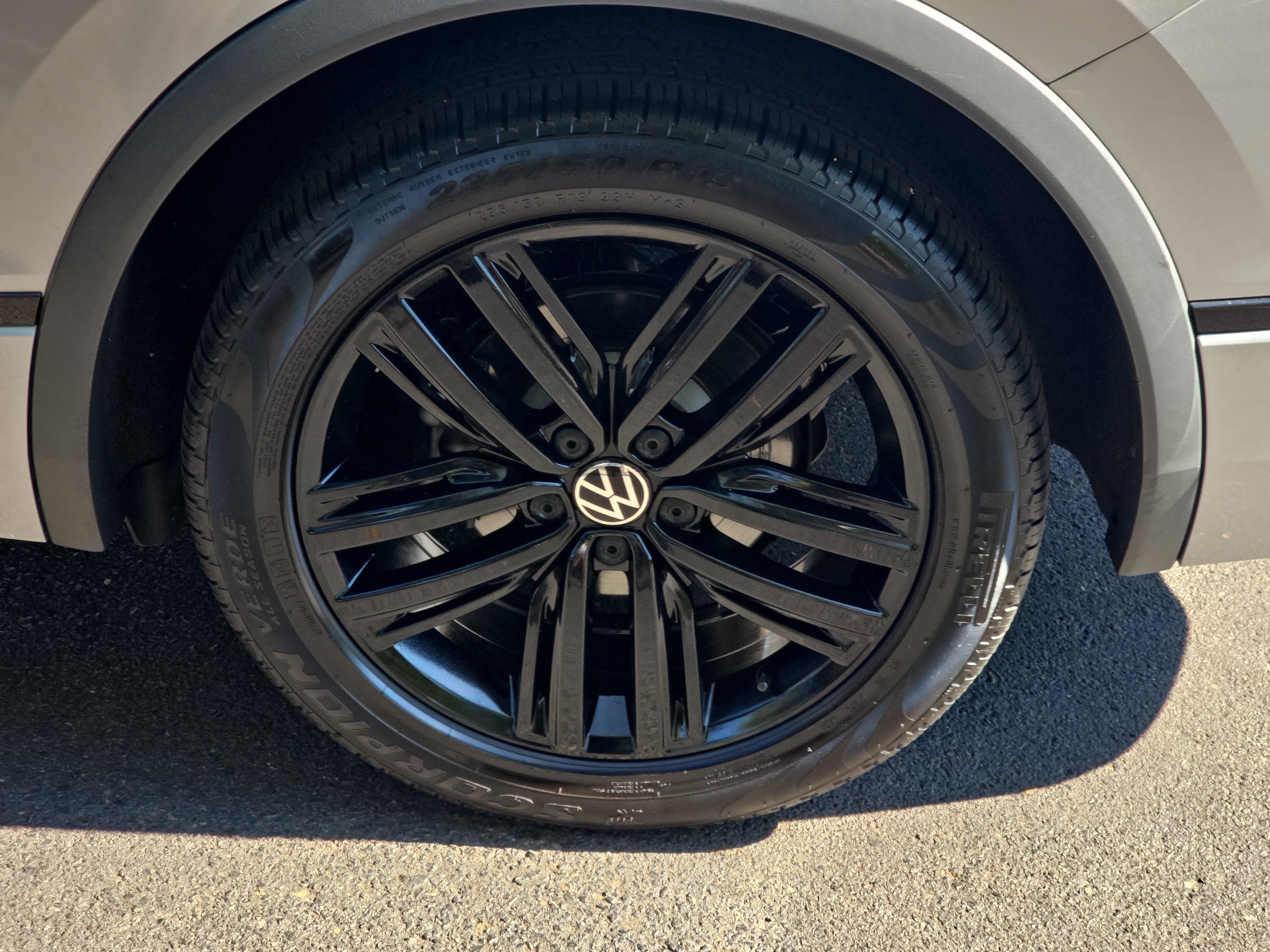 Certified 2022 Volkswagen Tiguan SE R-Line FWD image 36