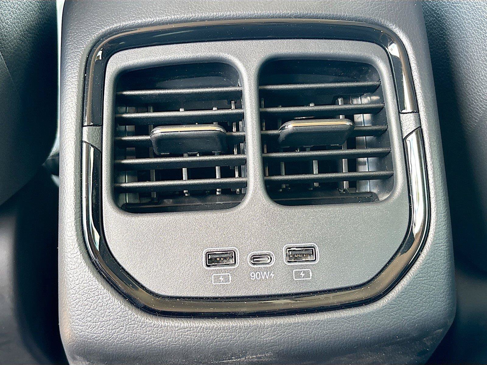 New 2025 VinFast VF 8 Eco AWD/4WD image 24