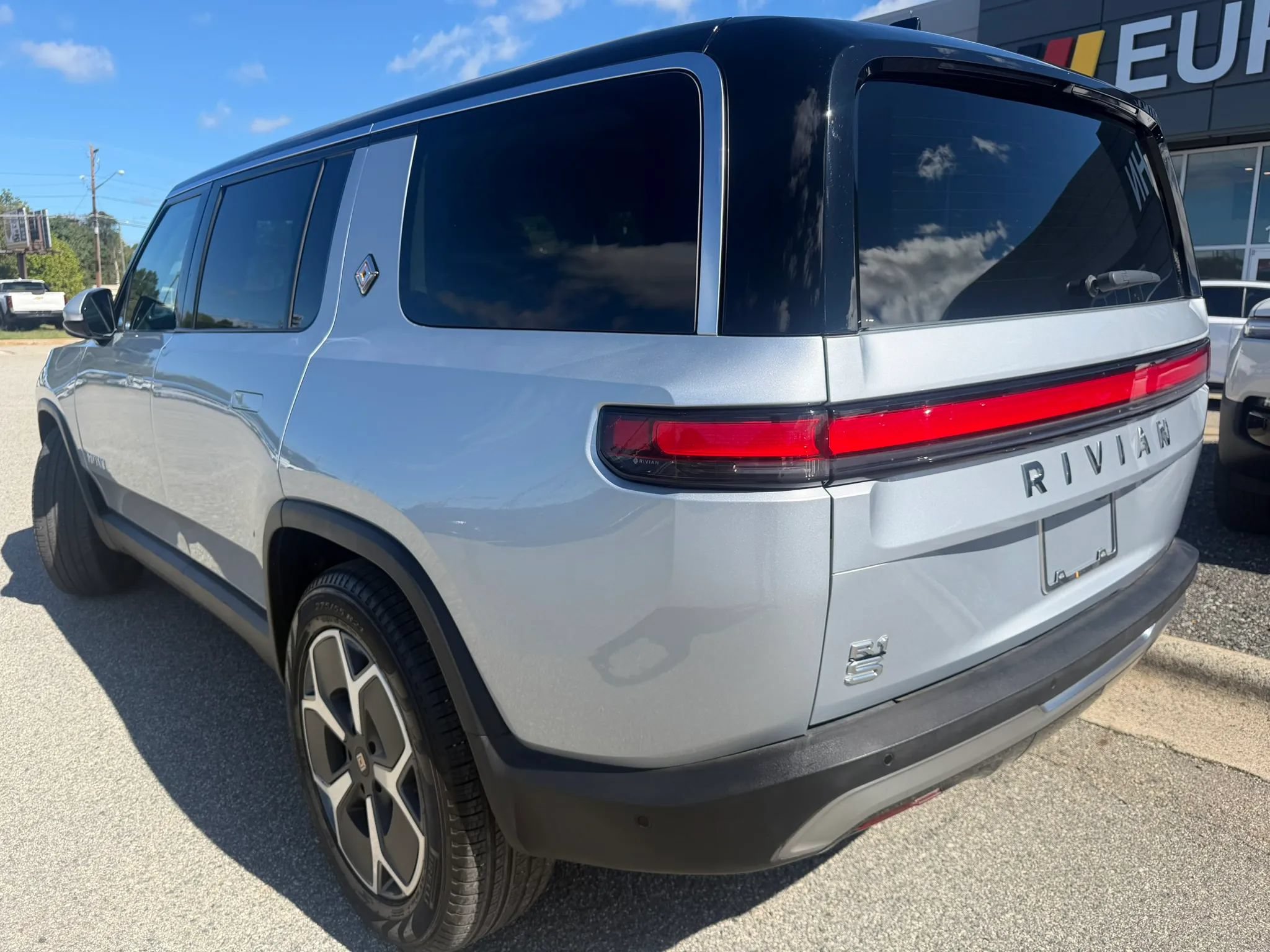 Used 2024 Rivian R1S Adventure Dual AWD/4WD image 3