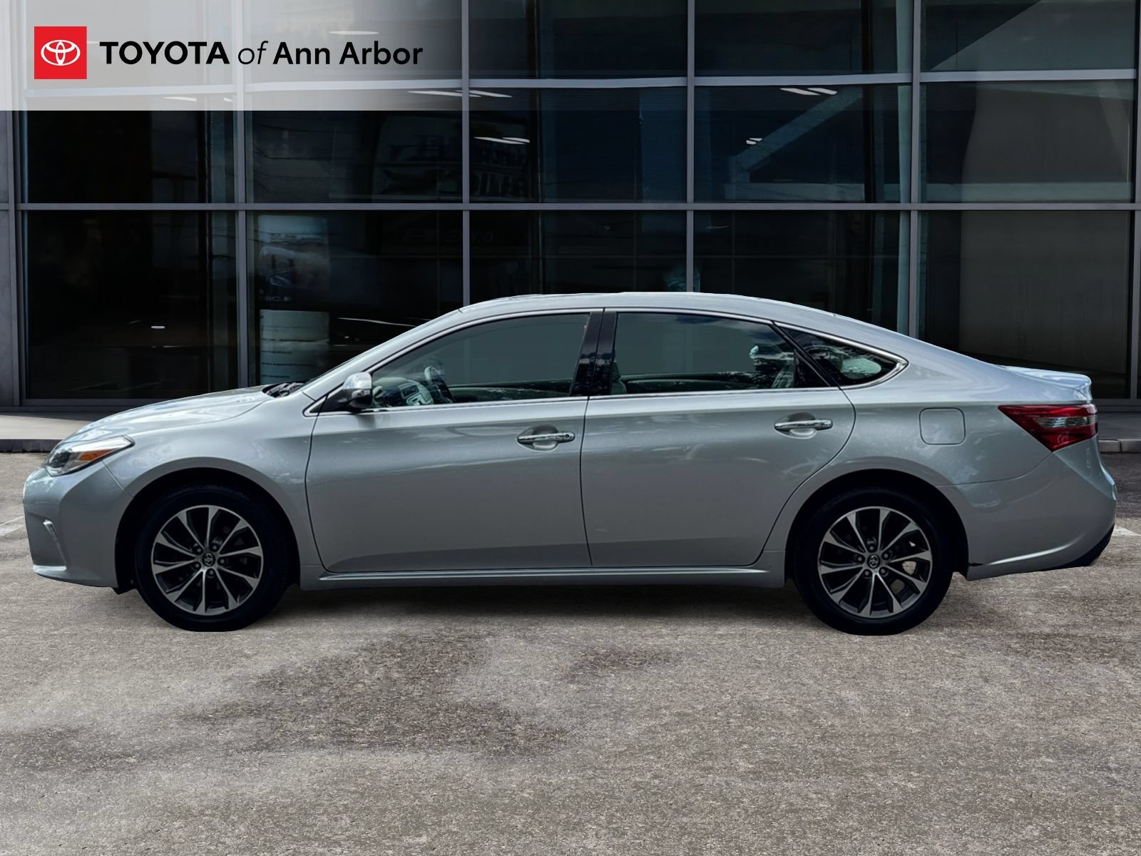 Used 2018 Toyota Avalon XLE Premium w/ Carpet Mat Package FWD image 10