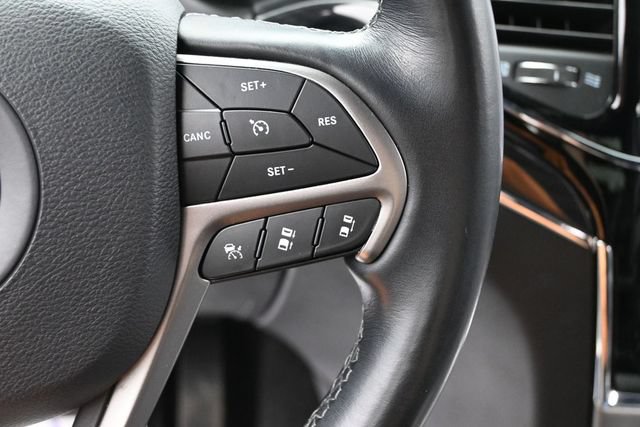 Used 2020 Jeep Grand Cherokee Overland AWD/4WD image 27