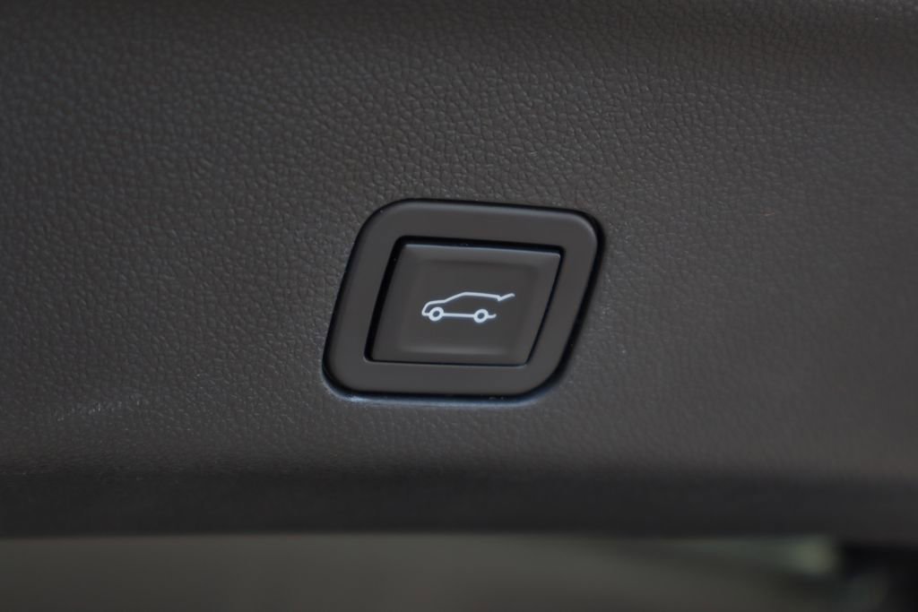 Used 2023 Chevrolet Suburban Z71 w/ Luxury Package image 29