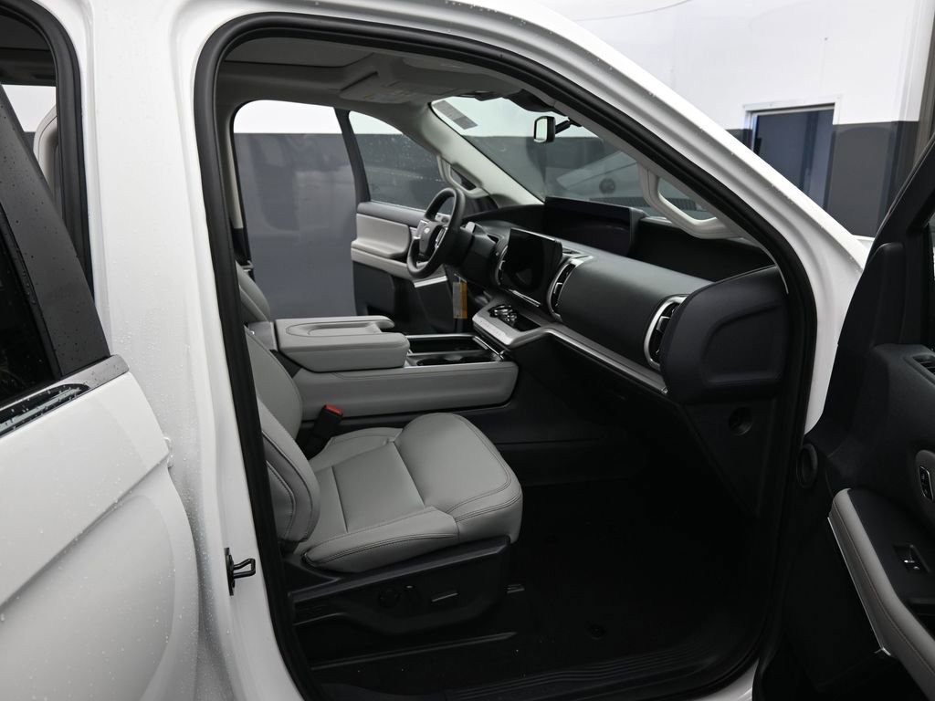 New 2025 Ford Expedition Active image 13