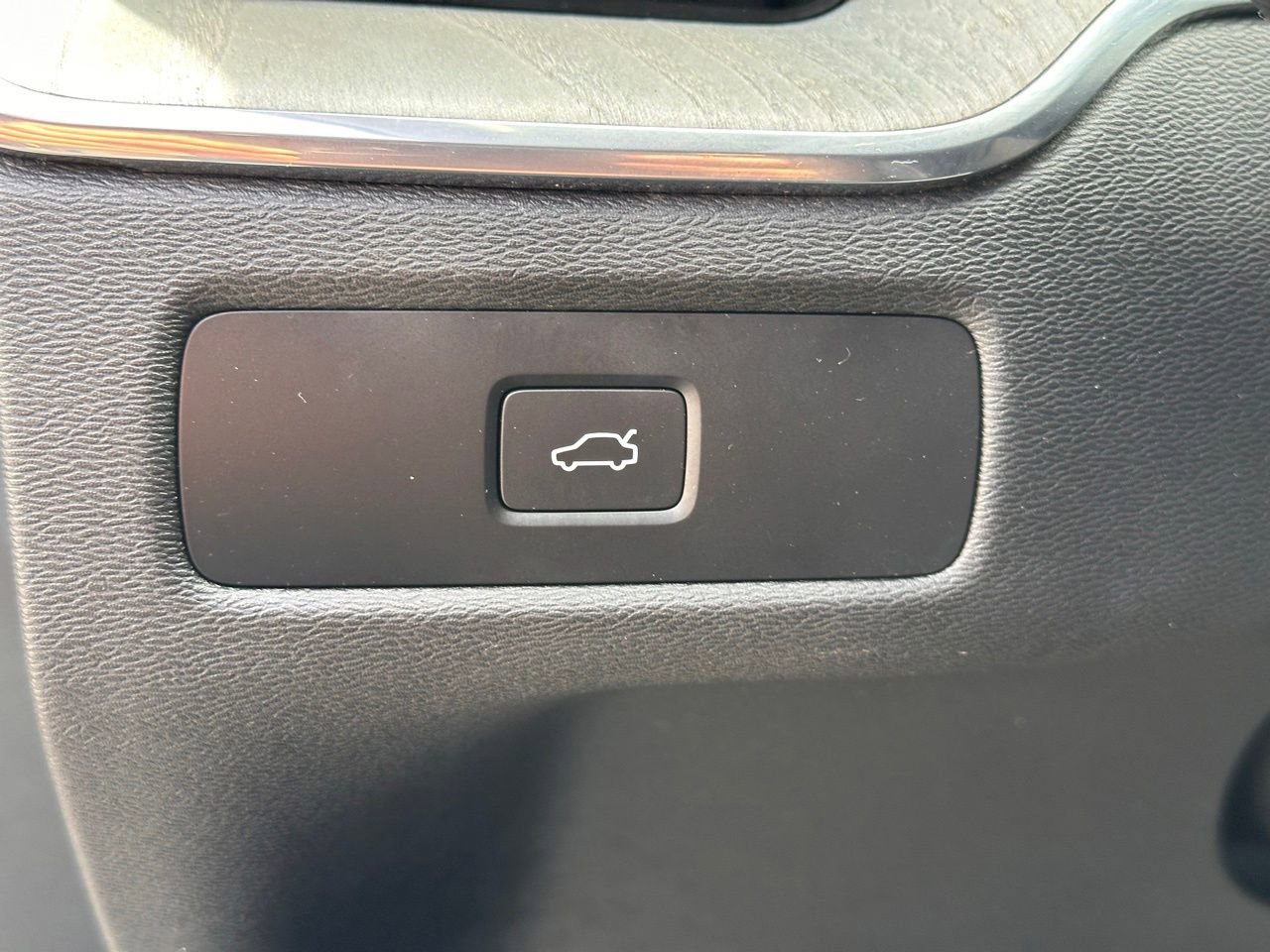 Used 2025 Volvo XC60 B5 Plus image 23