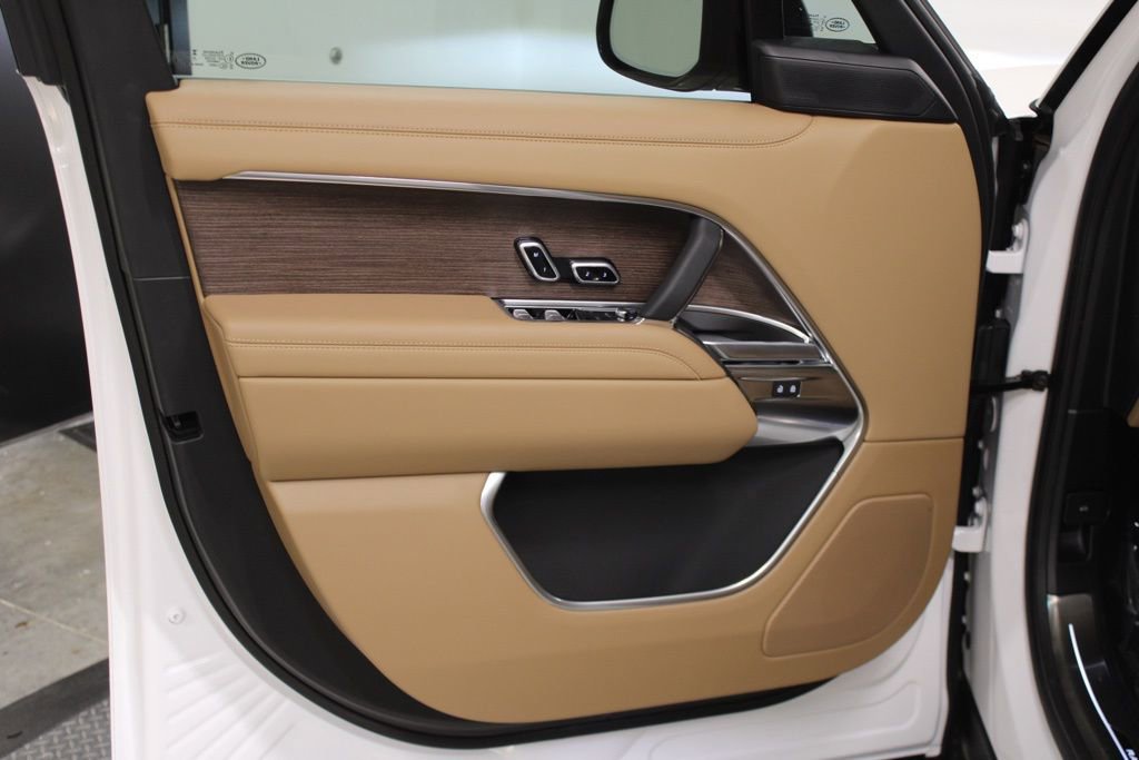 Used 2025 Land Rover Range Rover SE image 18