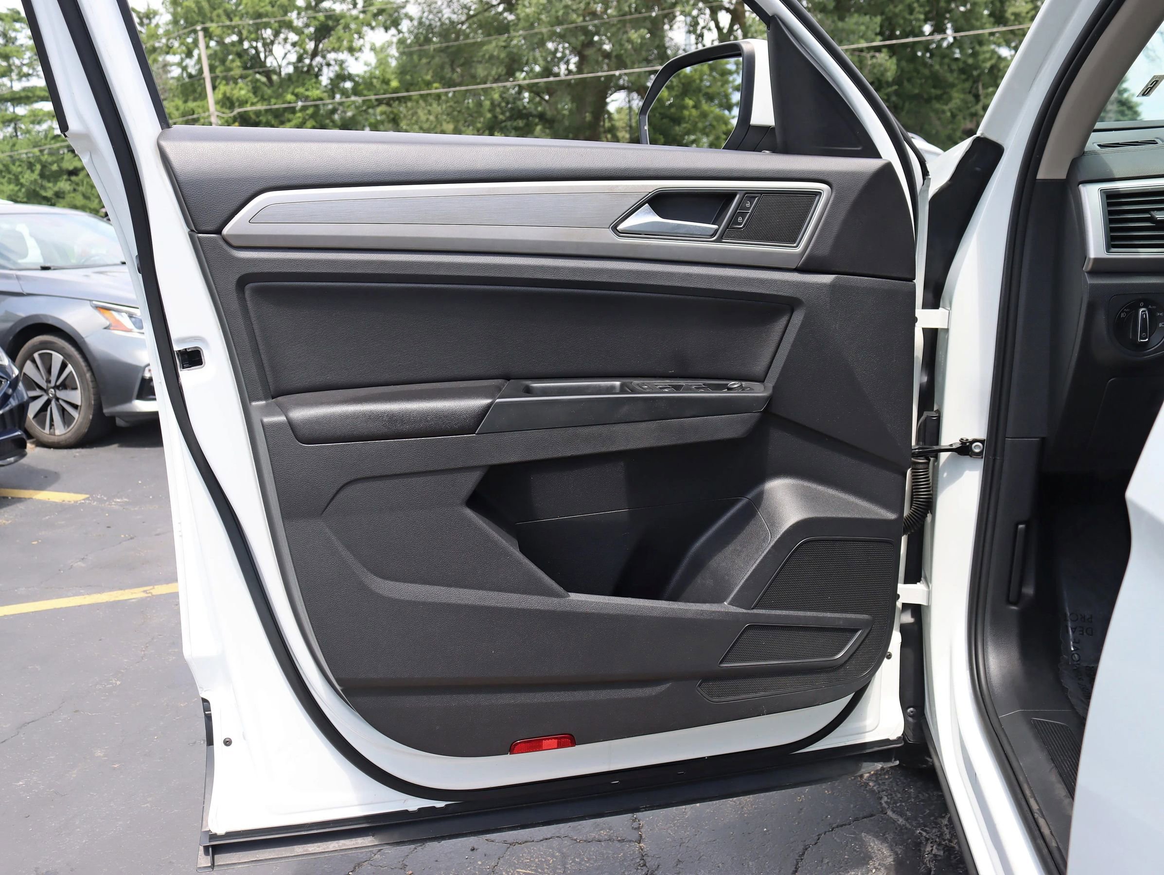 Used 2018 Volkswagen Atlas SE image 32