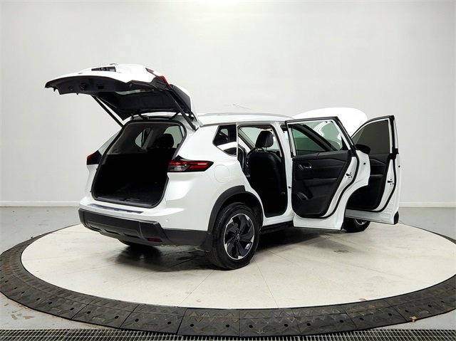 Used 2024 Nissan Rogue SV w/ SV Premium Package image 15