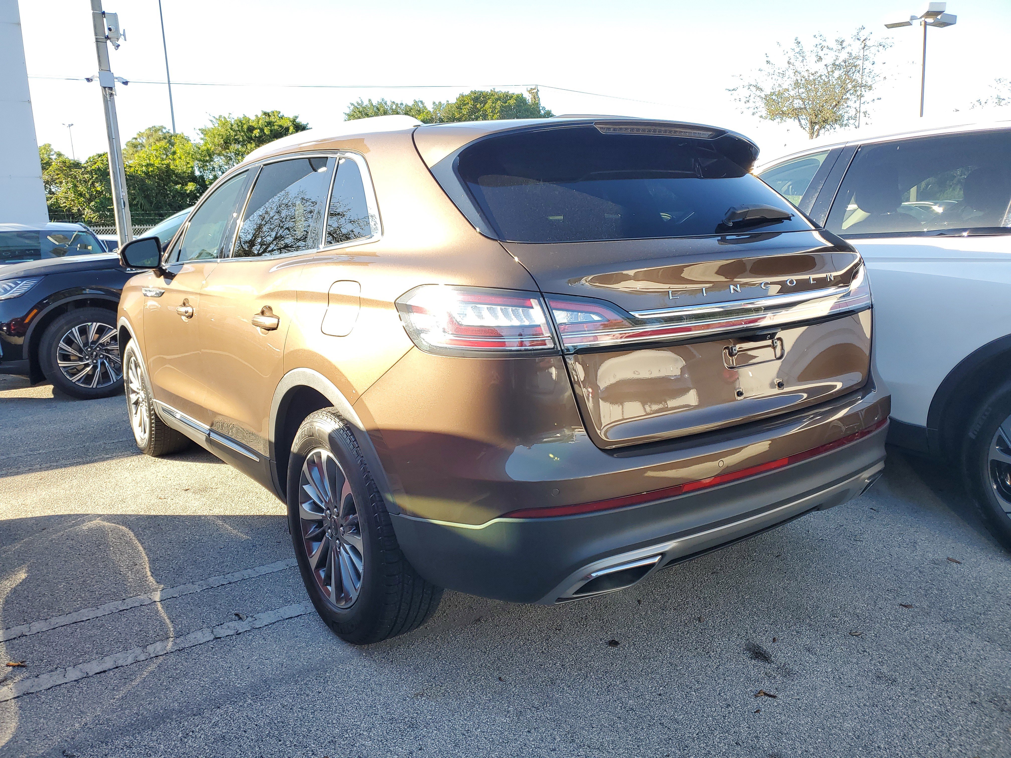 Used 2022 Lincoln Nautilus FWD w/ Premium Package image 3