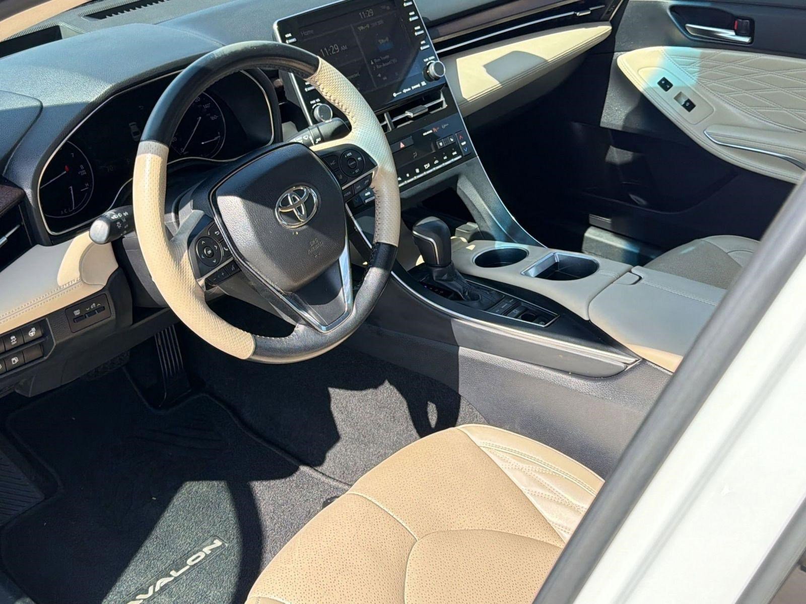 Used 2019 Toyota Avalon Limited image 4