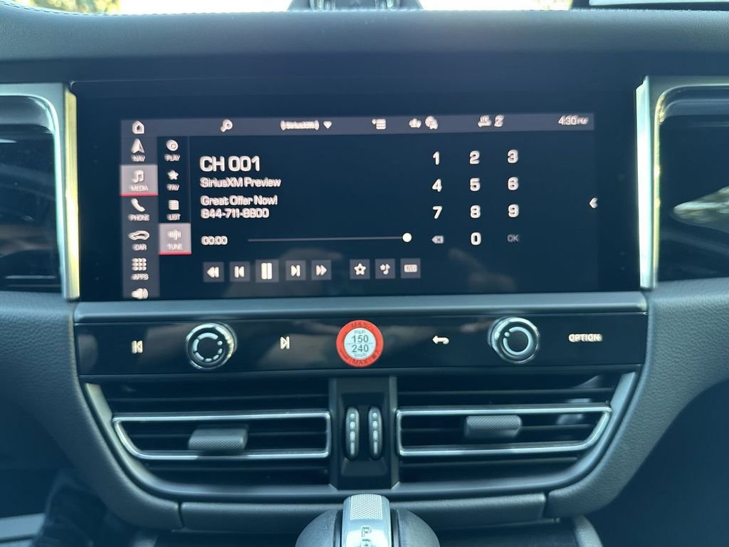 Certified 2025 Porsche Macan image 12