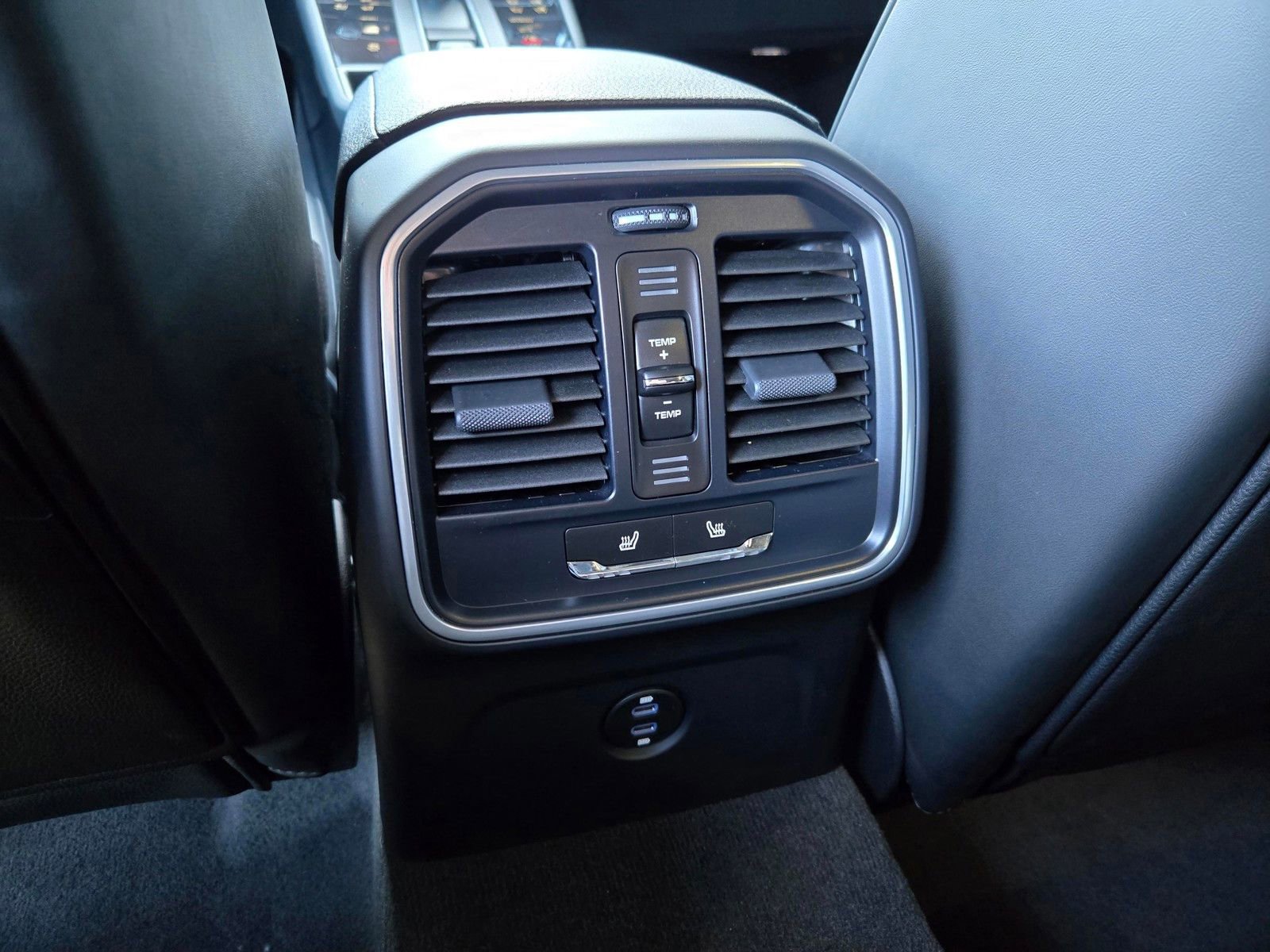 Certified 2025 Porsche Macan AWD/4WD image 18