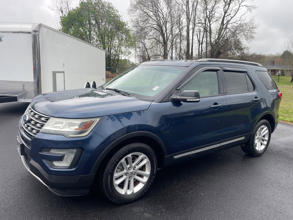 Used 2017 Ford Explorer XLT w/ Equipment Group 202A FWD image 2