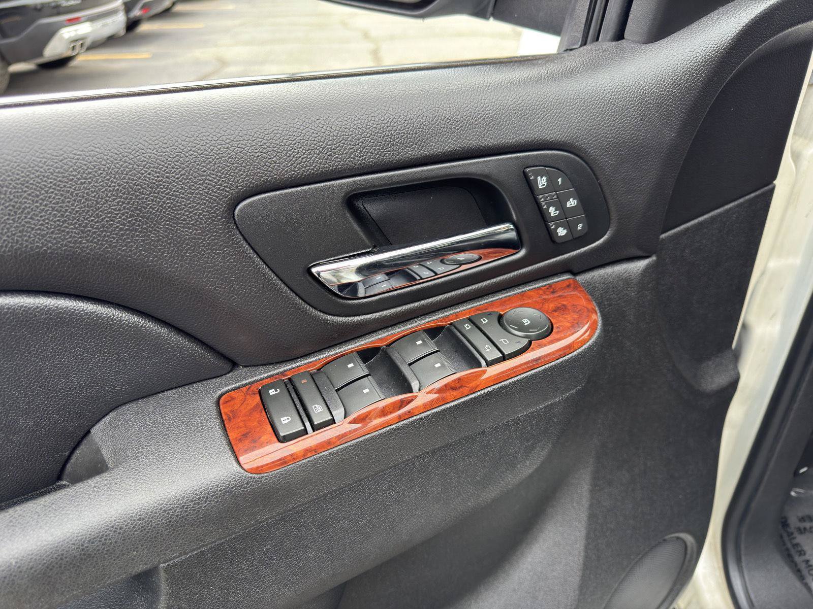 Used 2011 Chevrolet Avalanche LTZ AWD/4WD image 17