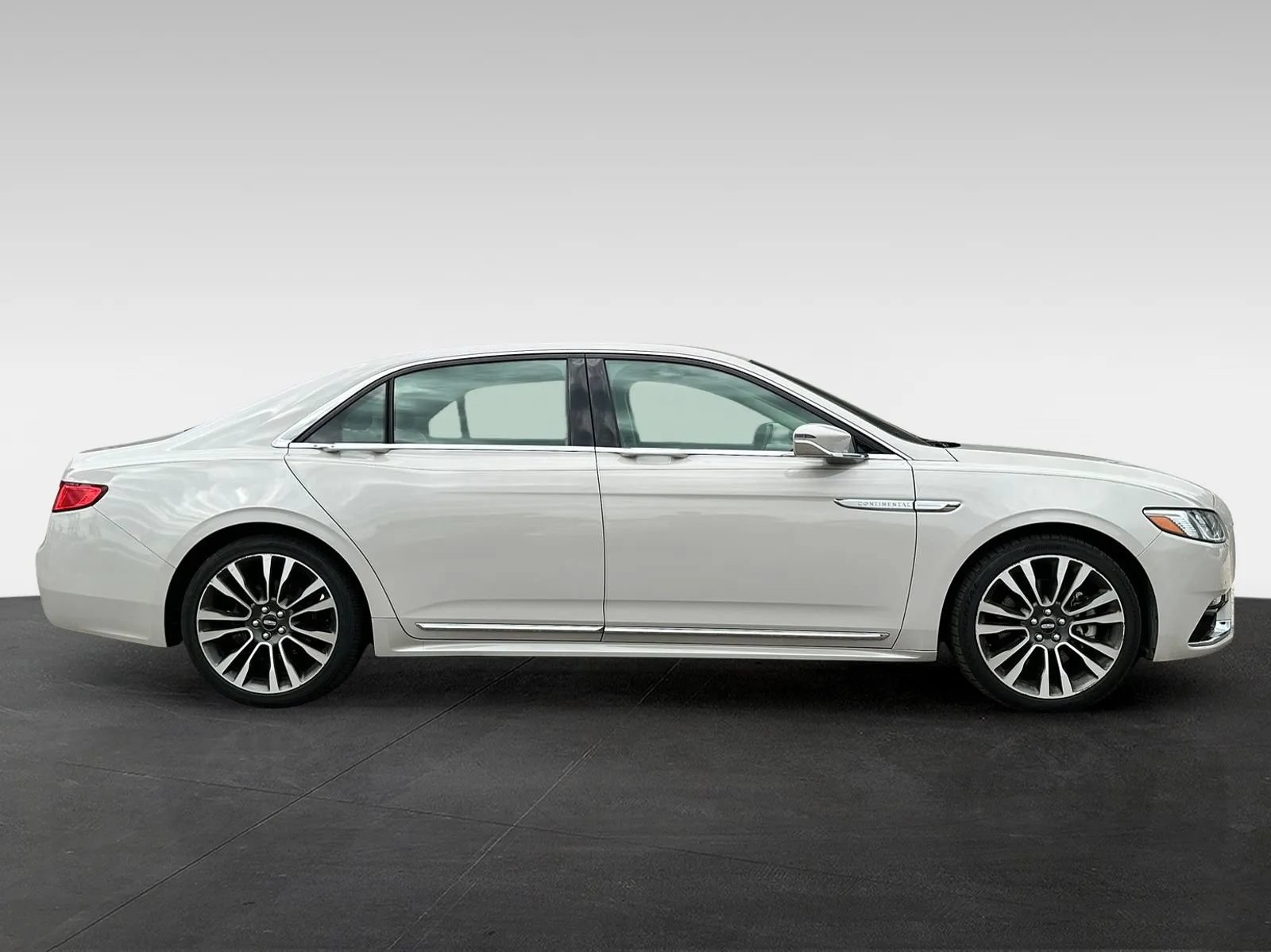 Used 2019 Lincoln Continental Select w/ Continental Climate Package FWD image 8