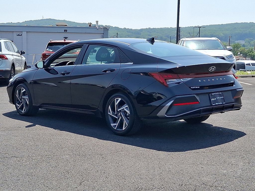 Used 2025 Hyundai Elantra Limited FWD image 3