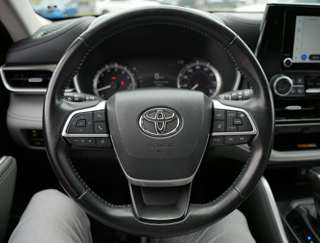 Used 2024 Toyota Highlander XLE FWD image 11