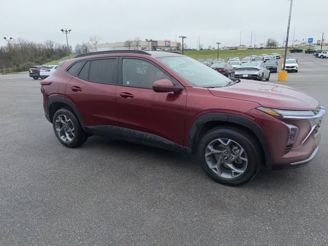 Used 2025 Chevrolet Trax LT w/ LT Convenience Package image 9