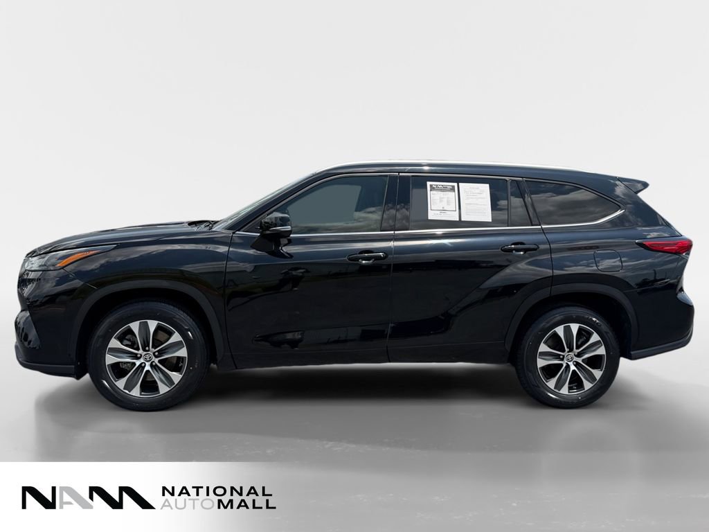 Used 2022 Toyota Highlander XLE FWD image 2