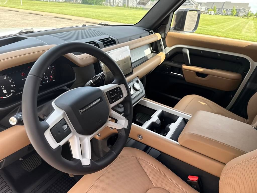 New 2025 Land Rover Defender 130 X-Dynamic SE image 13