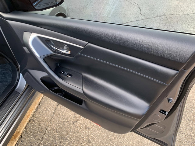 Used 2016 Nissan Altima 2.5 SR w/ LED Appearance Package image 12