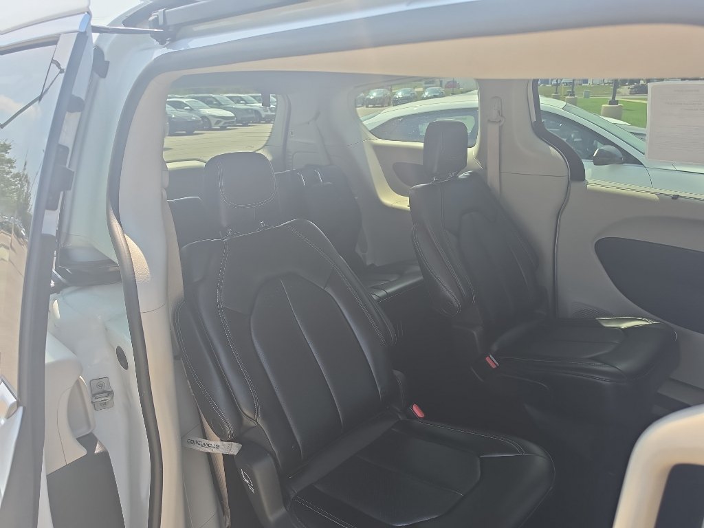 Used 2023 Chrysler Pacifica Touring-L FWD image 12