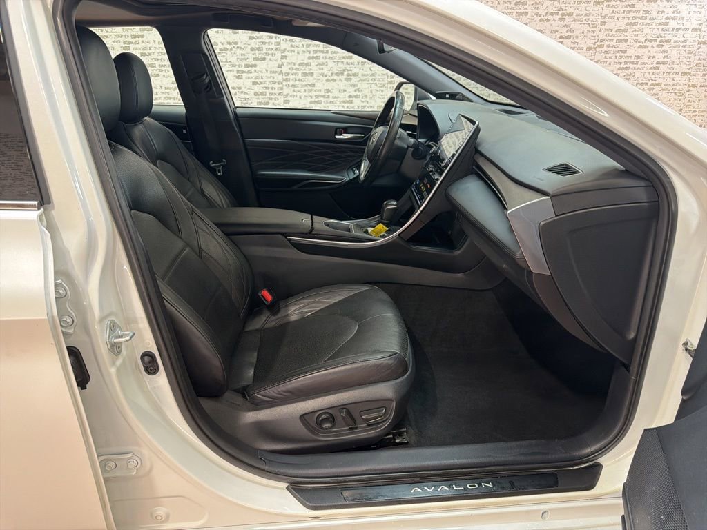 Used 2021 Toyota Avalon Limited FWD image 11