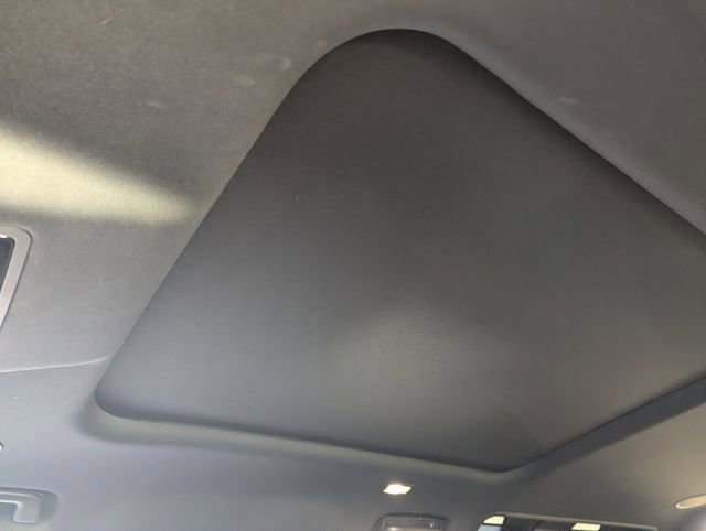 Used 2023 Land Rover Defender 110 image 30