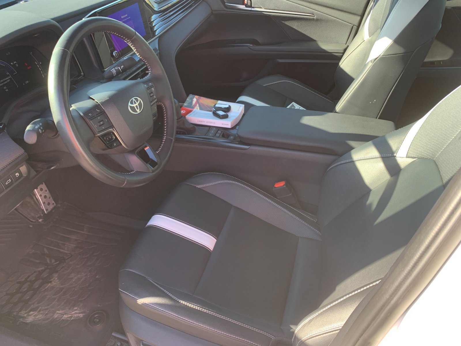 Used 2025 Toyota Camry SE w/ Convenience Package FWD image 12