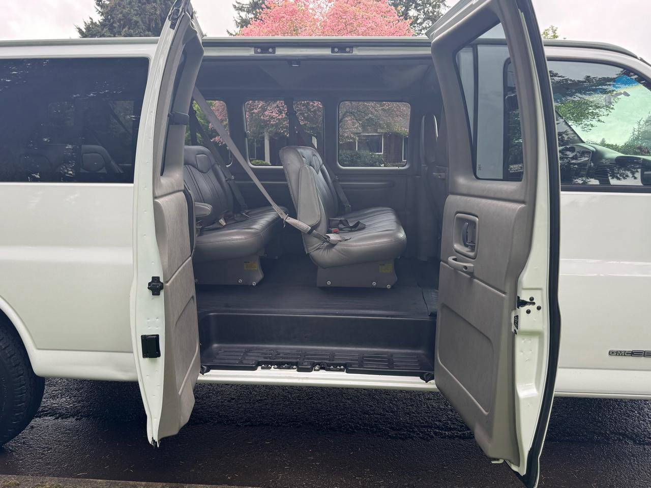 Used 2000 GMC Savana 3500 Extended Passenger image 30