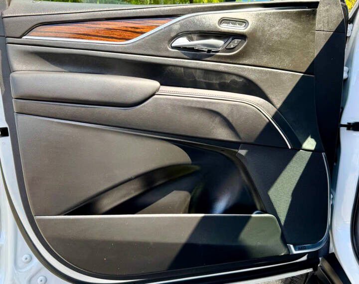 Used 2021 Cadillac Escalade Luxury image 13