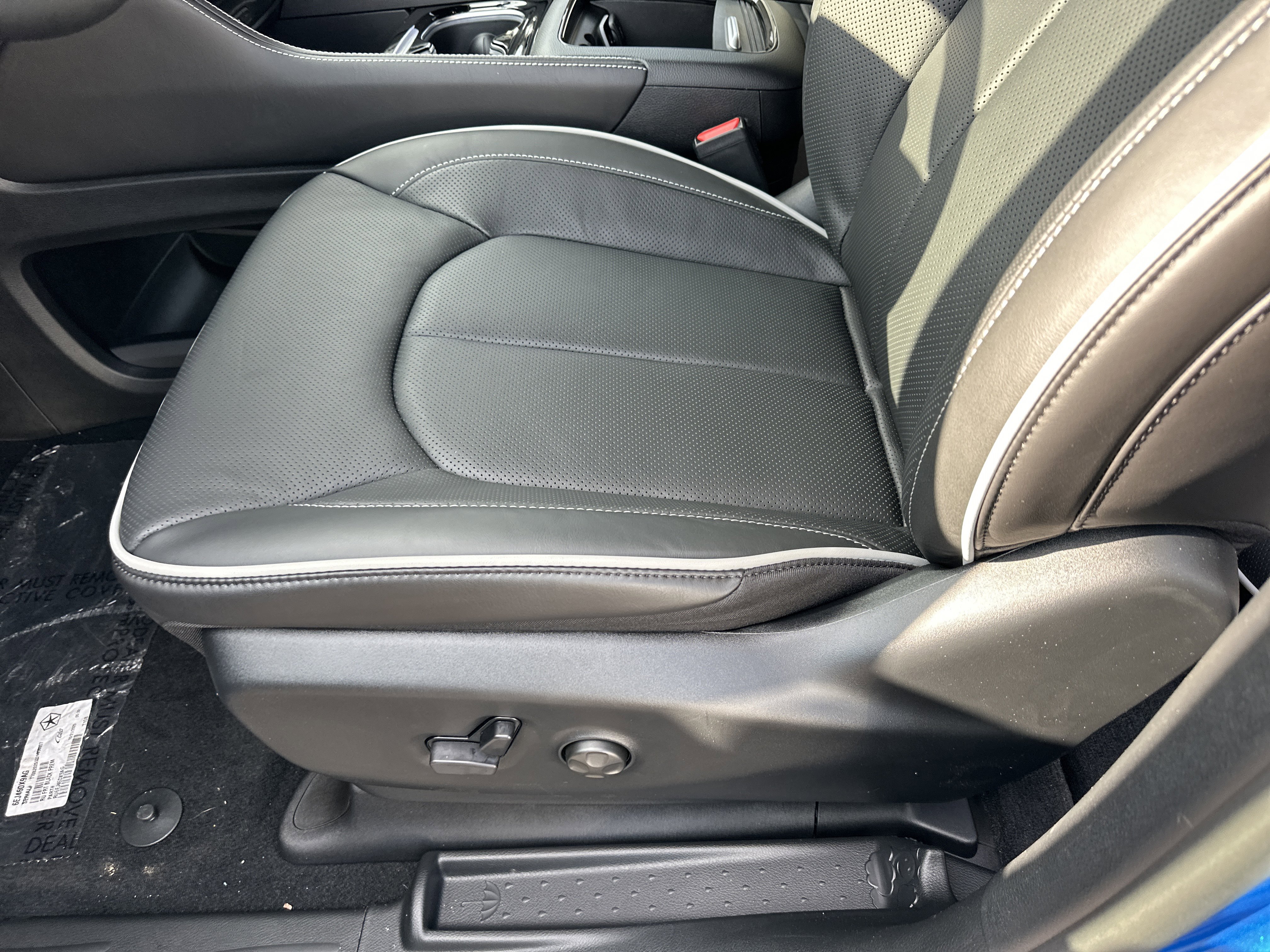 New 2026 Chrysler Pacifica Limited w/ Uconnect Theater Family Group image 28