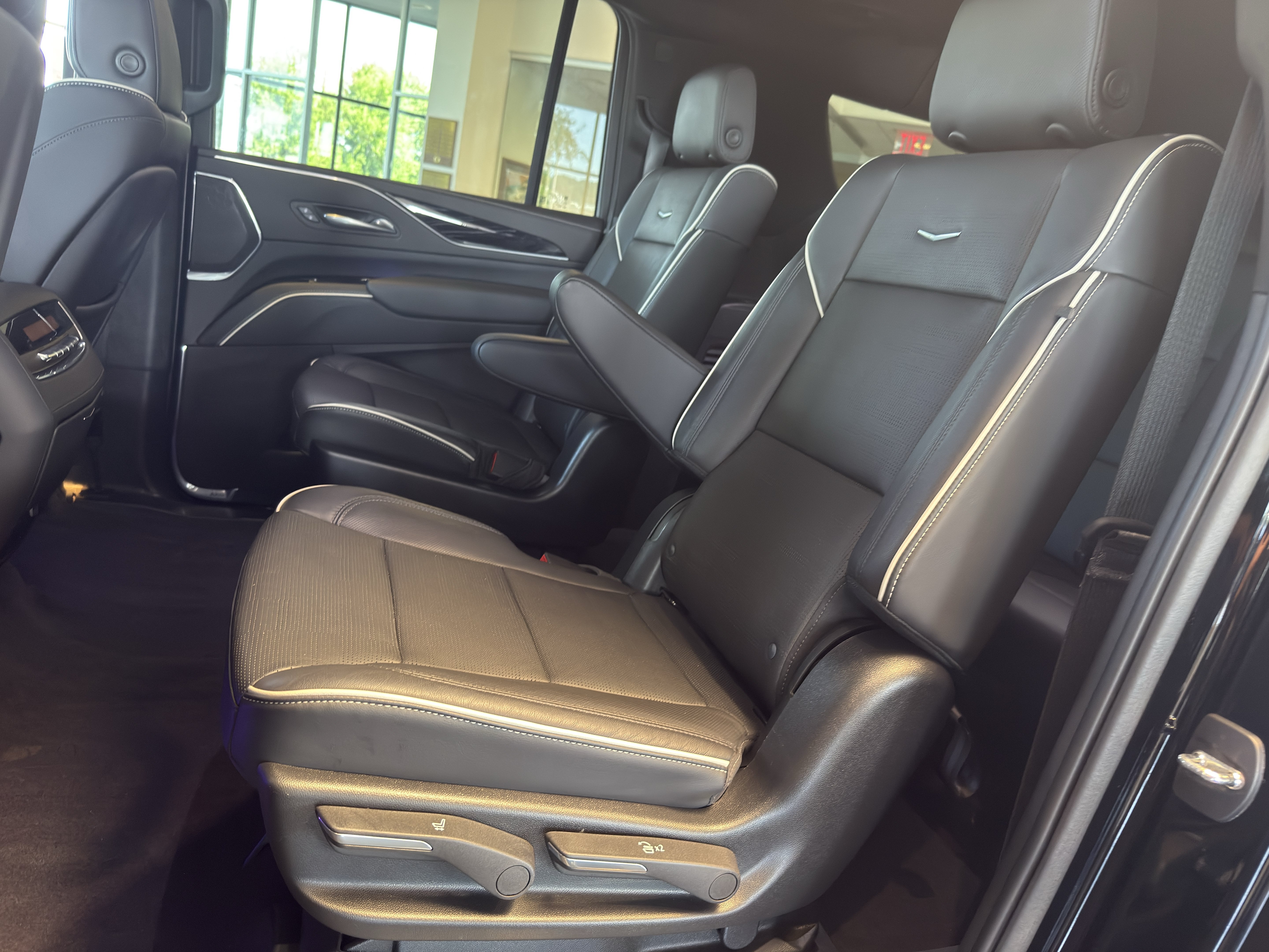 Certified 2022 Cadillac Escalade ESV Sport AWD/4WD image 17