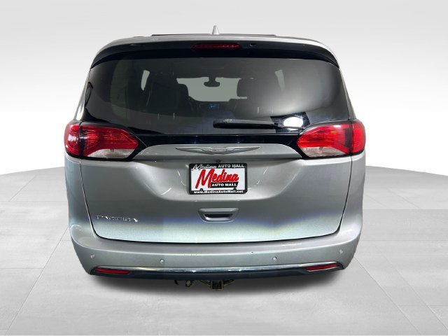 Used 2017 Chrysler Pacifica Touring-L FWD image 6