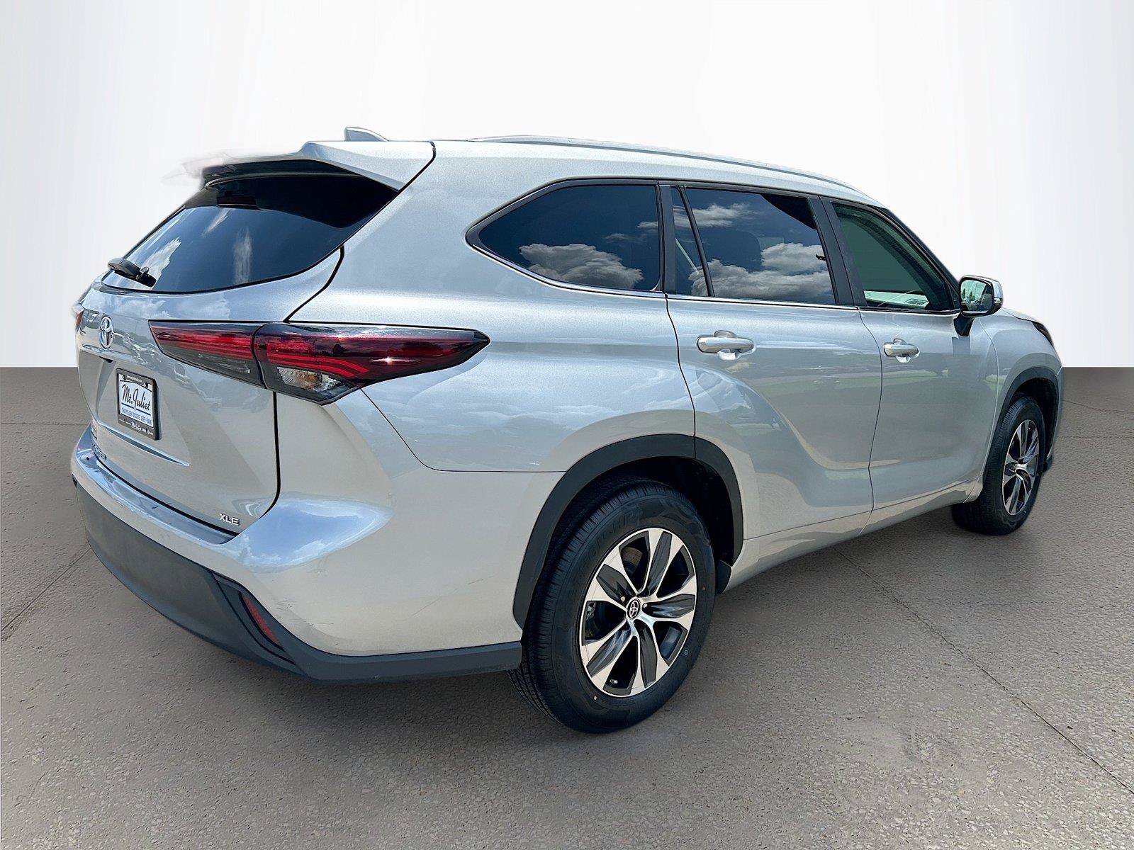 Used 2024 Toyota Highlander XLE FWD image 4