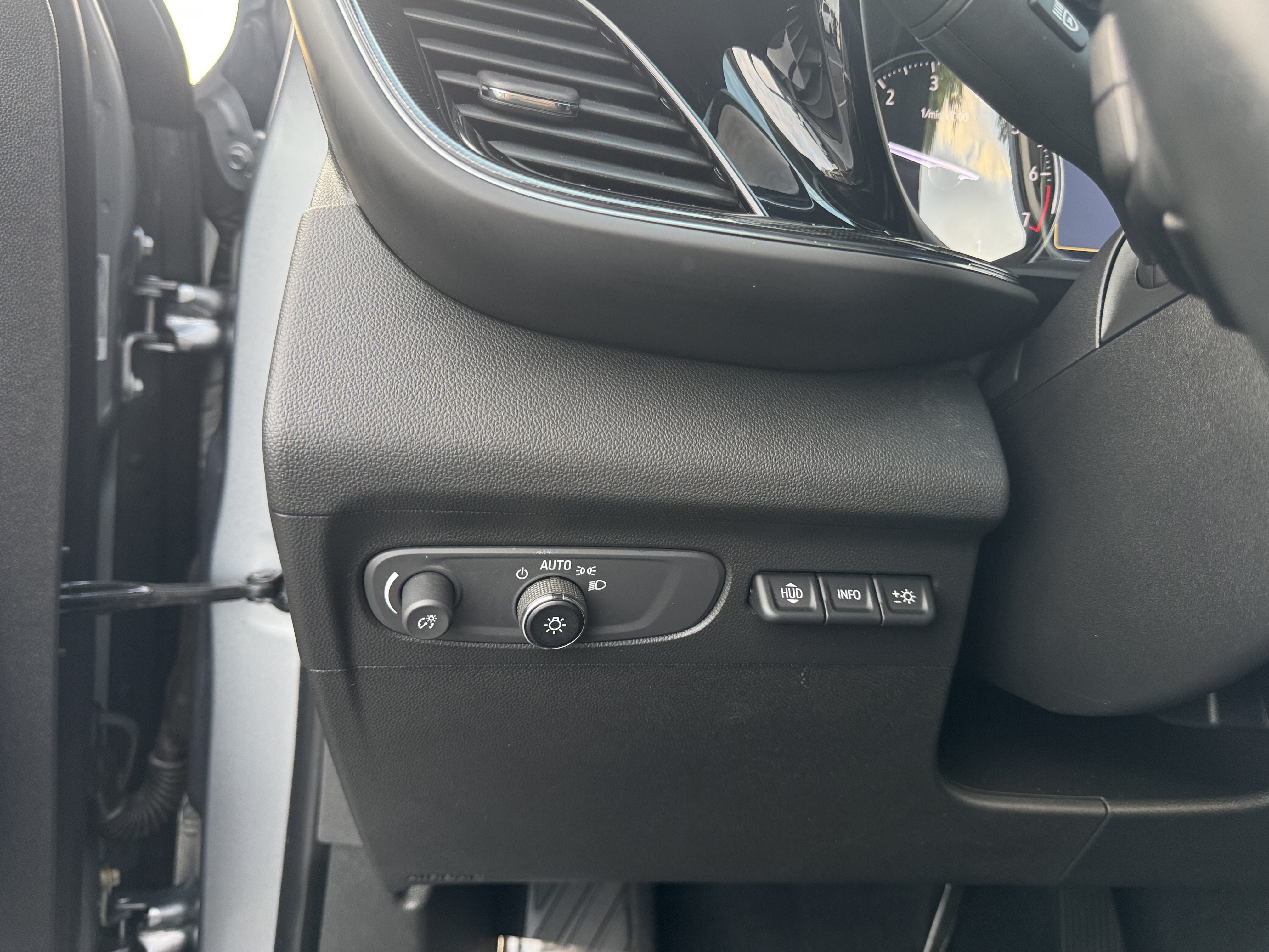 Used 2021 Buick Envision Essence w/ Technology Package I AWD/4WD image 21