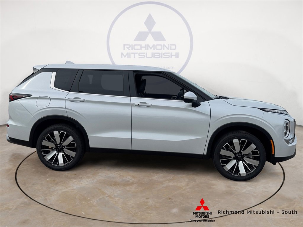 New 2025 Mitsubishi Outlander SE image 2