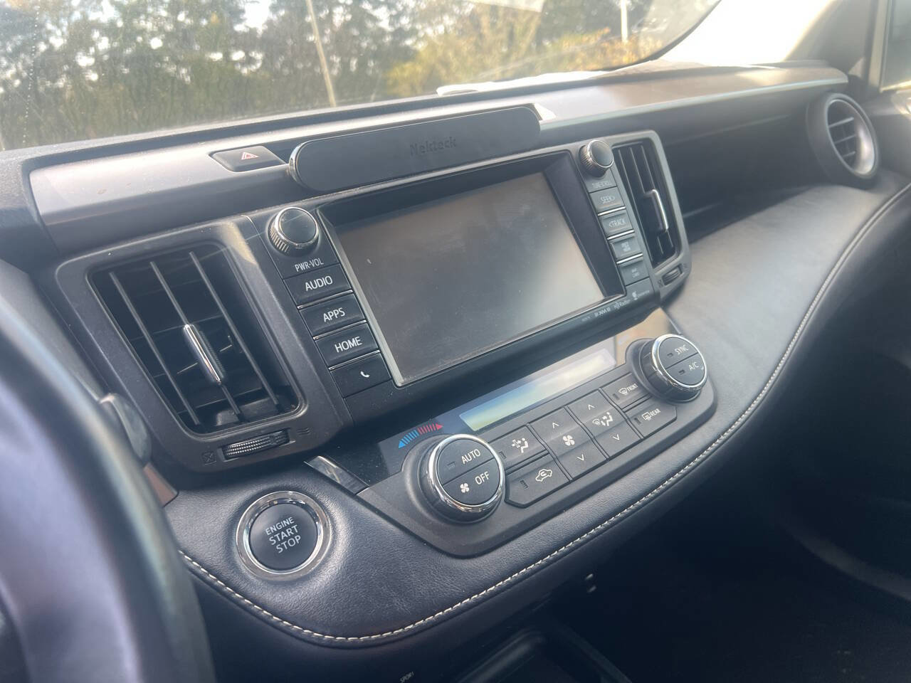 Used 2018 Toyota RAV4 XLE FWD image 17
