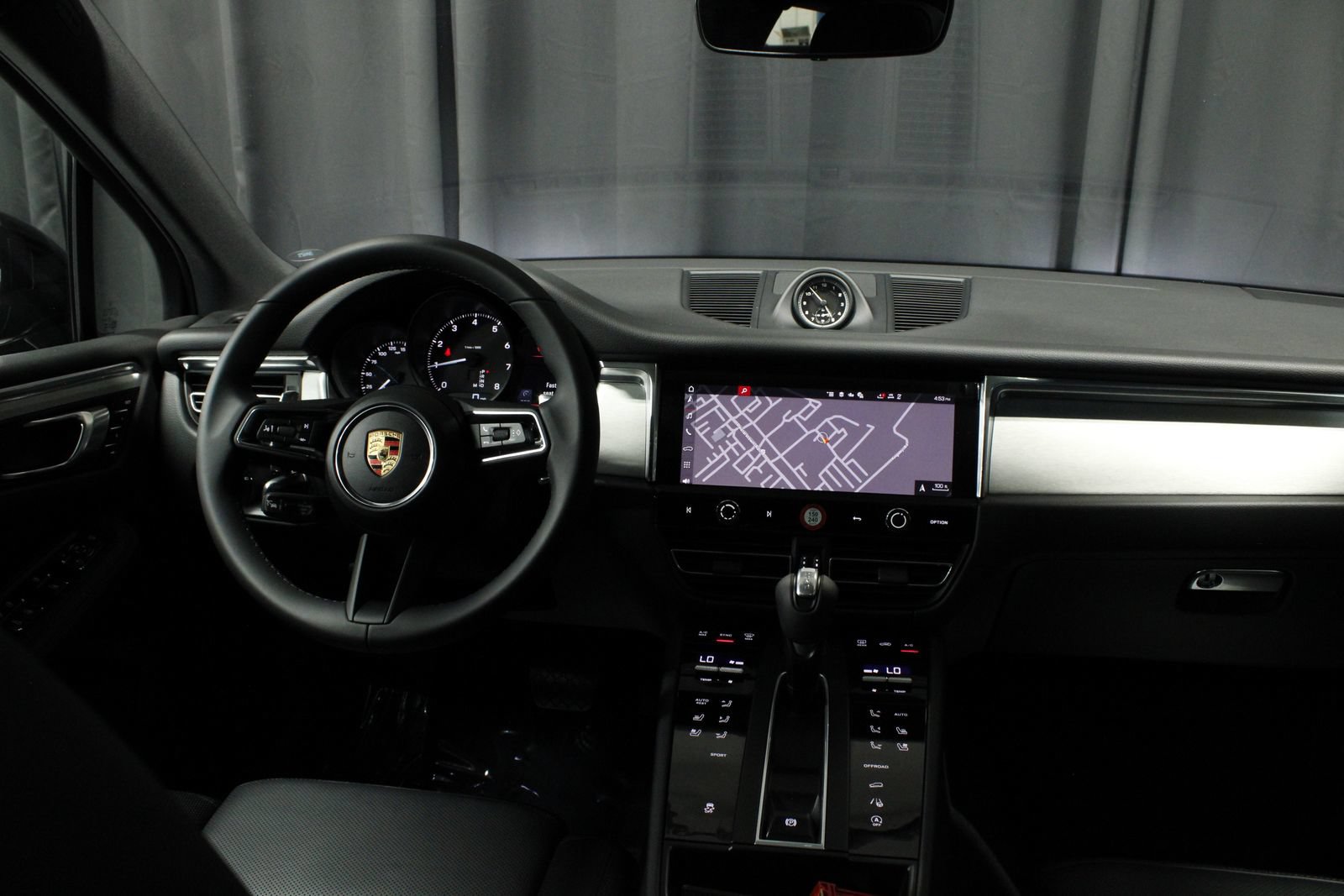 Certified 2026 Porsche Macan AWD/4WD image 4