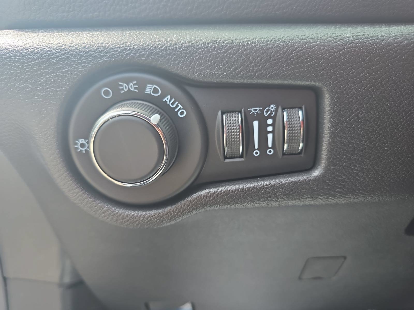 New 2027 Chrysler Pacifica Select FWD image 26