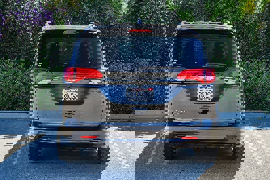 Used 2020 Chrysler Voyager Lxi image 5