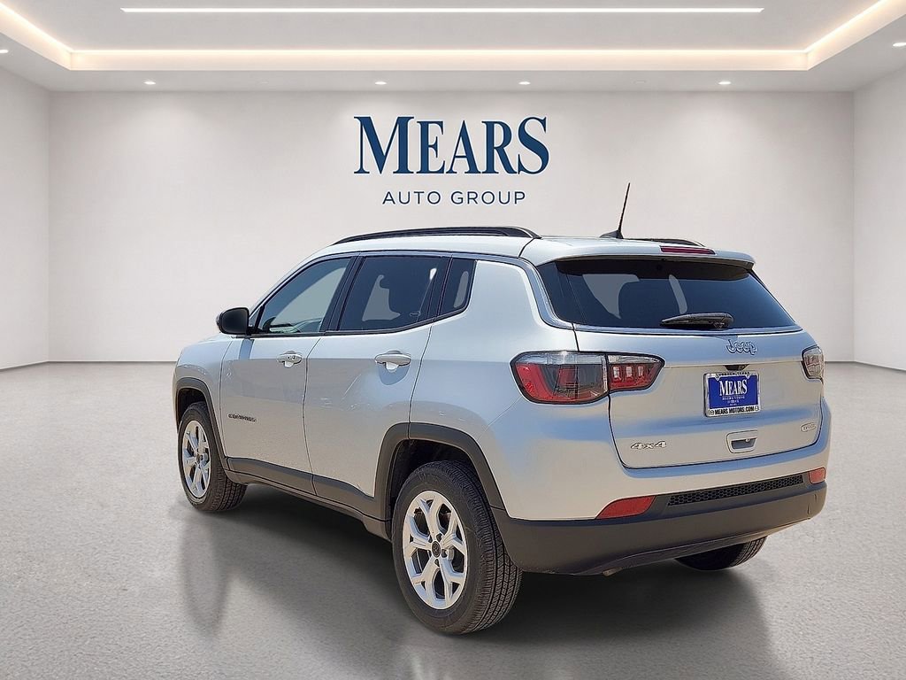 Used 2025 Jeep Compass Latitude AWD/4WD image 3