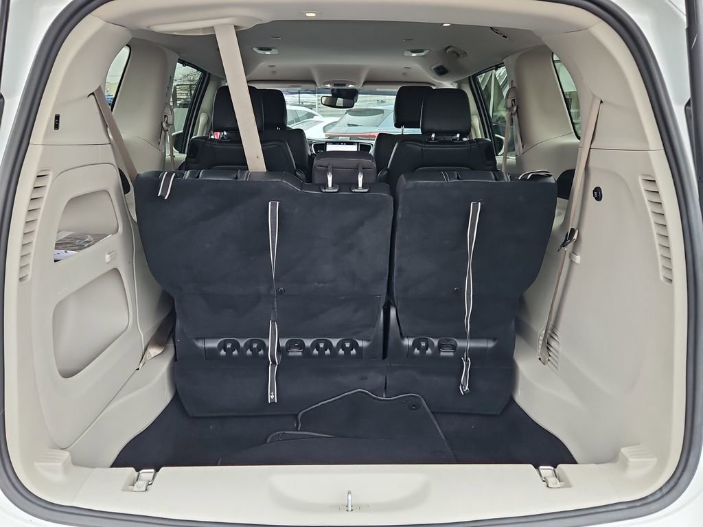 Used 2022 Chrysler Pacifica Touring-L image 17